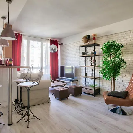 Luxurious Studio Republique Pierre Leve Free Netflix-3